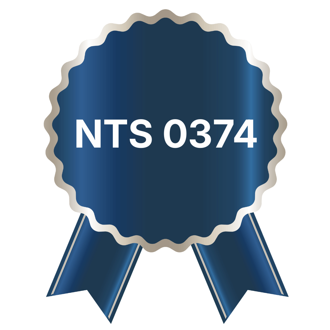 Selo de certificação azul com a inscrição NTS 0374. Garante a conformidade técnica dos componentes hidráulicos fabricados pela Master Hidráulica.