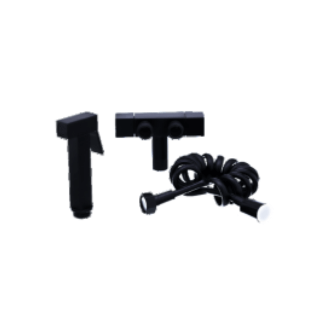 Kit completo de ducha higiênica na cor preta (black matte) com mangueira flexível espiral e gatilho manual, ideal para decoração de banheiros contemporâneos.