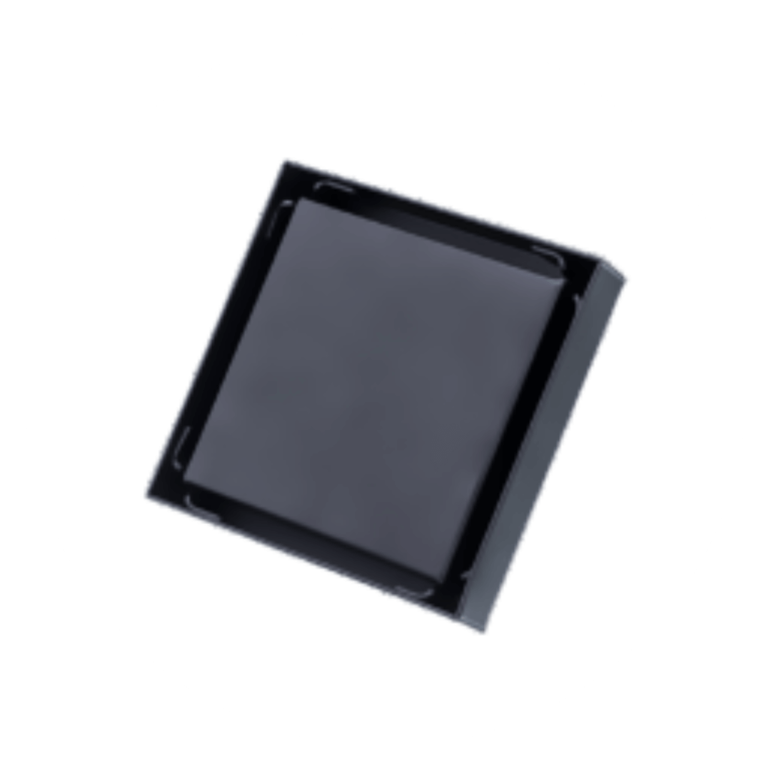 Ralo de banheiro quadrado com acabamento preto fosco (black matte), ilustrando a linha de sistemas de escoamento modernos e ralos ocultos da Master Hidráulica.